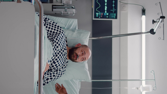 垂直视频病人在医疗康复期间与医生讨论躺在床上时与医生【竖版】视频