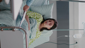 执业专家检查住院病人在床上躺着的生病妇女【竖版】15秒视频