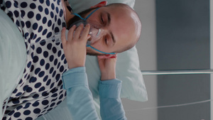 垂直视频关上病人在床上休息的病人医生用氧气遮罩9秒视频