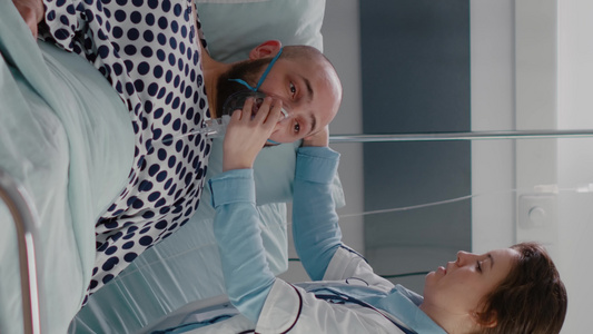 垂直视频医疗队监测呼吸紧急情况期间生病男子的心跳脉动【竖版】视频