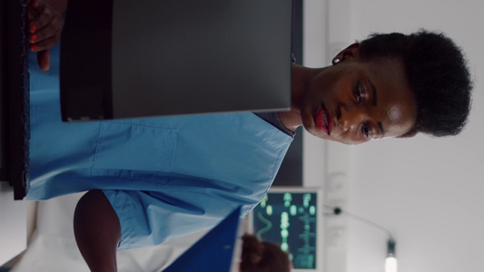 垂直视频黑色助理在计算机上打入保健治疗的电脑视频