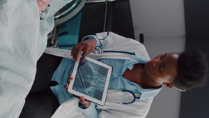 垂直视频外科女医生解释疾病诊断18秒视频