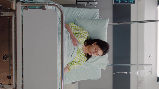 垂直视频专科医生监测检查脉冲氧气计的患病妇女【竖版】视频