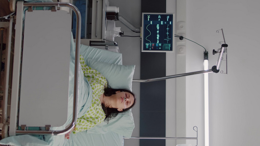 垂直视频身穿鼻氧管躺在床上睡着的生病妇女视频