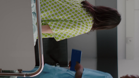 垂直视频美国对住院患有呼吸道疾病的患病妇女进行实时视频