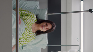 垂直视频病人穿着鼻氧管看着床上的摄像头20秒视频
