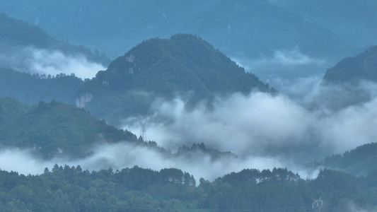 云雾中的山和村庄视频