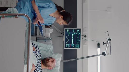 垂直视频医疗护士与住院病人讨论病情视频