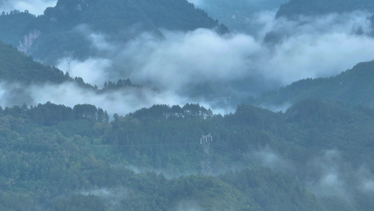 云雾中的山和村庄视频