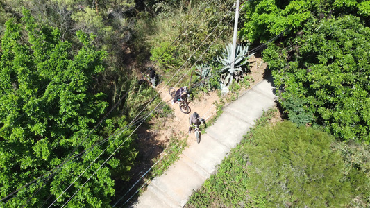 航拍山涧小路 骑车运动视频