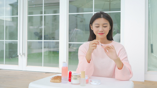 女生涂指甲油视频