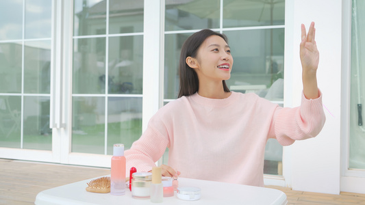 爱美女生涂指甲油视频