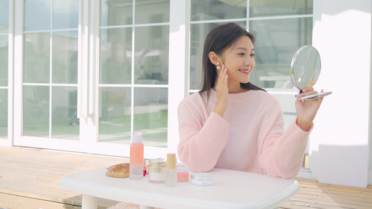 女生戴耳饰照镜子[腕饰]视频