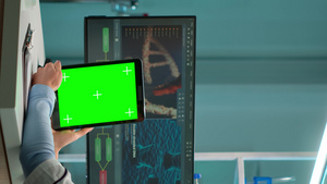 化学家科学家坐在办公桌前使用绿色屏幕平板17秒视频
