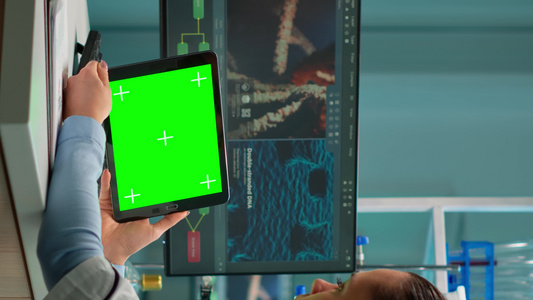 垂直视频科学家持有绿色模型平板电脑【竖版】视频