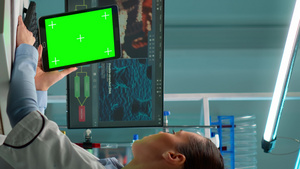 垂直视频用绿色染色体键显示的注纸工作微生物学家【竖版】17秒视频
