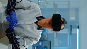 垂直视频实验室医生使用vr护目镜体验虚拟现实21秒视频