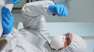 垂直视频无菌化学实验的科学家分析从试验浴缸抽取的血样15秒视频