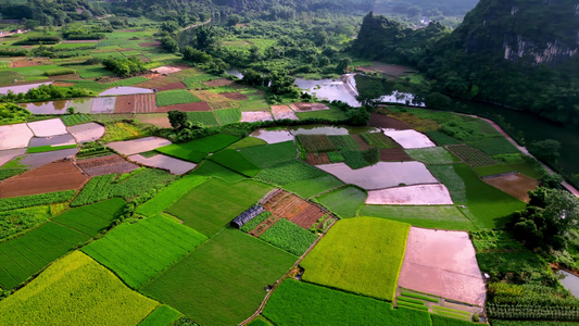 航拍桂林喀斯特地貌山间的村庄和稻田视频