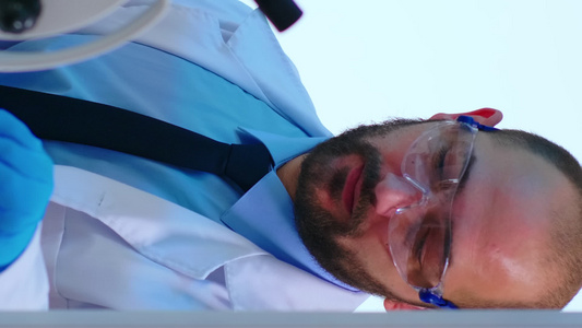 垂直视频关闭在科学实验室工作的疲劳男子医生的关机【竖版】视频