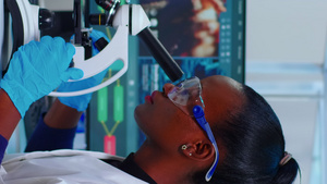 垂直视频在实验室使用显微镜的非洲妇女生物化学家17秒视频