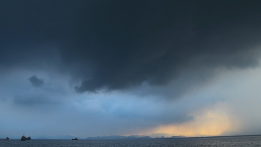 4K海面上的雷阵雨视频