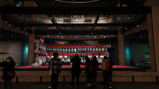城市博物馆里参观文物编钟的游客慢镜头升格拍摄4k素材视频