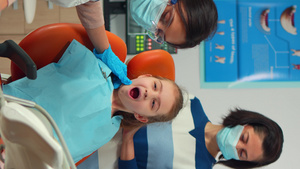 垂直视频检查年轻病人牙齿健康状况的口腔病理医生15秒视频