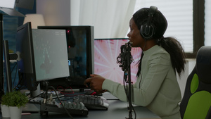 垂直视频AfroAfro美国玩家在赢得虚拟竞争后快乐15秒视频