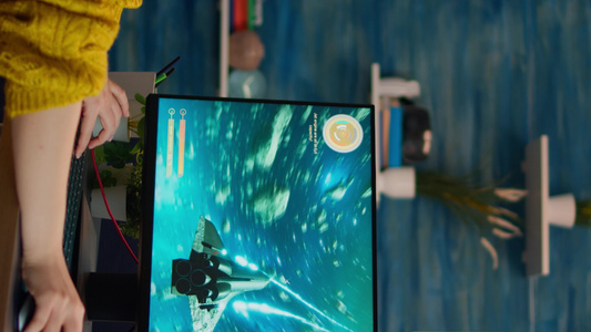 垂直视频在空间射击游戏游戏中玩太空射手游戏的女选手视频