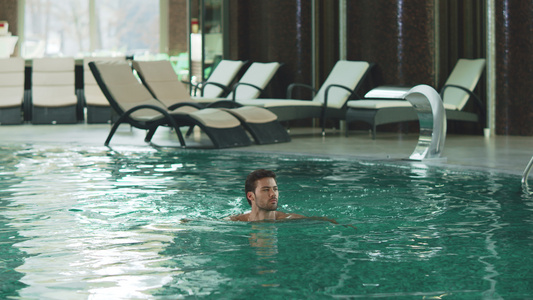 男人在现代酒店游泳游泳视频