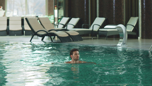 男人在现代酒店游泳游泳16秒视频