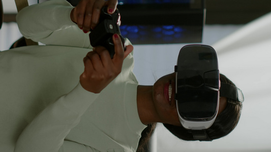 垂直视频获胜者拿着操纵杆使用VR玩电子游戏【竖版】视频