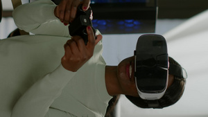 获胜者拿着操纵杆使用VR玩电子游戏【竖版】12秒视频