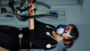 垂直视频医生在剪贴板上做笔记本而病人则用面罩在运动15秒视频