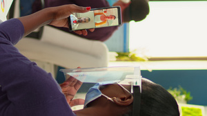 垂直视频带面罩的黑人女商人通过视频呼叫智能手机【竖版】17秒视频