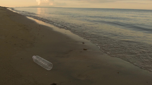 装在热带海滨的塑料瓶上视频