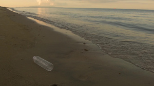 装在热带海滨的塑料瓶上23秒视频