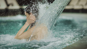 在游泳池中接受水疗的妇女15秒视频
