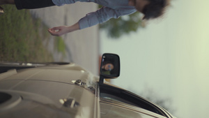 垂直视频驾驶员从路上的车窗上扔掉比萨饼盒10秒视频