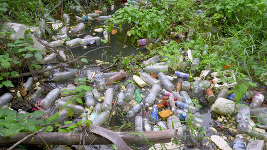 河边倾斜弹射塑料瓶垃圾视频