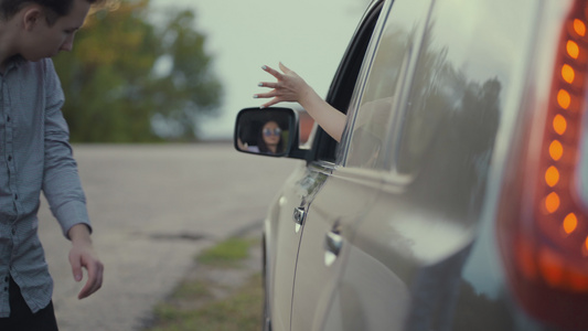 将比萨饼盒丢弃在路上的汽车窗外社会议题概念视频