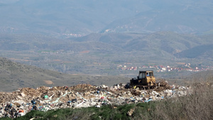 推土机在垃圾填埋场扔垃圾19秒视频