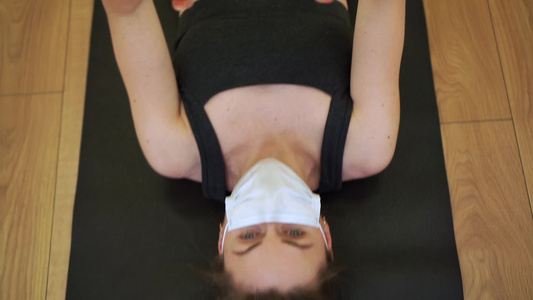 女性在健身房戴着口罩锻炼视频