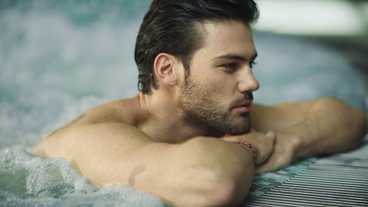 性感男人喜欢在按摩浴池洗澡视频