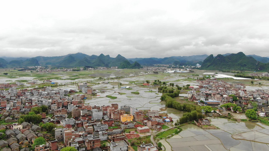 田园山水水墨画山水桂林山水广西山水田园乡村航拍贺州风景山水烟雾缭绕春耕田野航拍视频