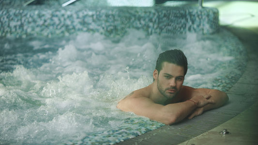 男子在酒店的按摩浴池里休息视频