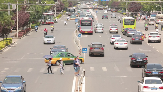 街景天桥上拍摄交通马路车流视频