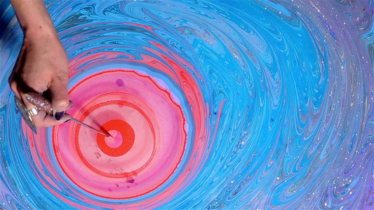 ebru粉红色红色和蓝色油漆抽象模式视频