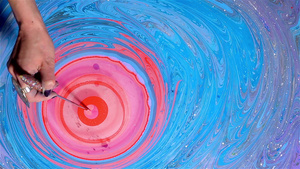 粉红色和蓝色油漆创建抽象艺术46秒视频